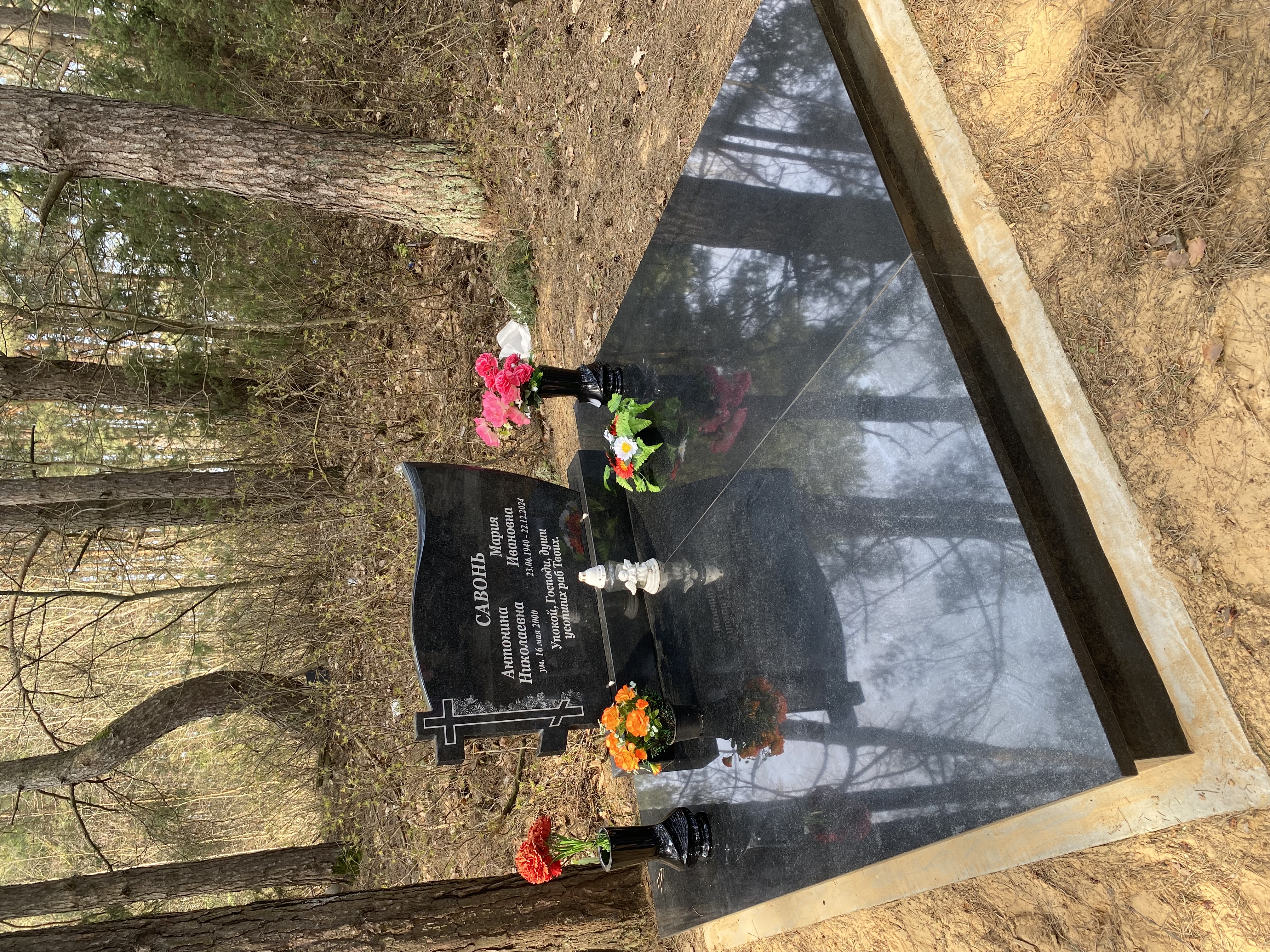 Пример памятника и надгробия из гранита.