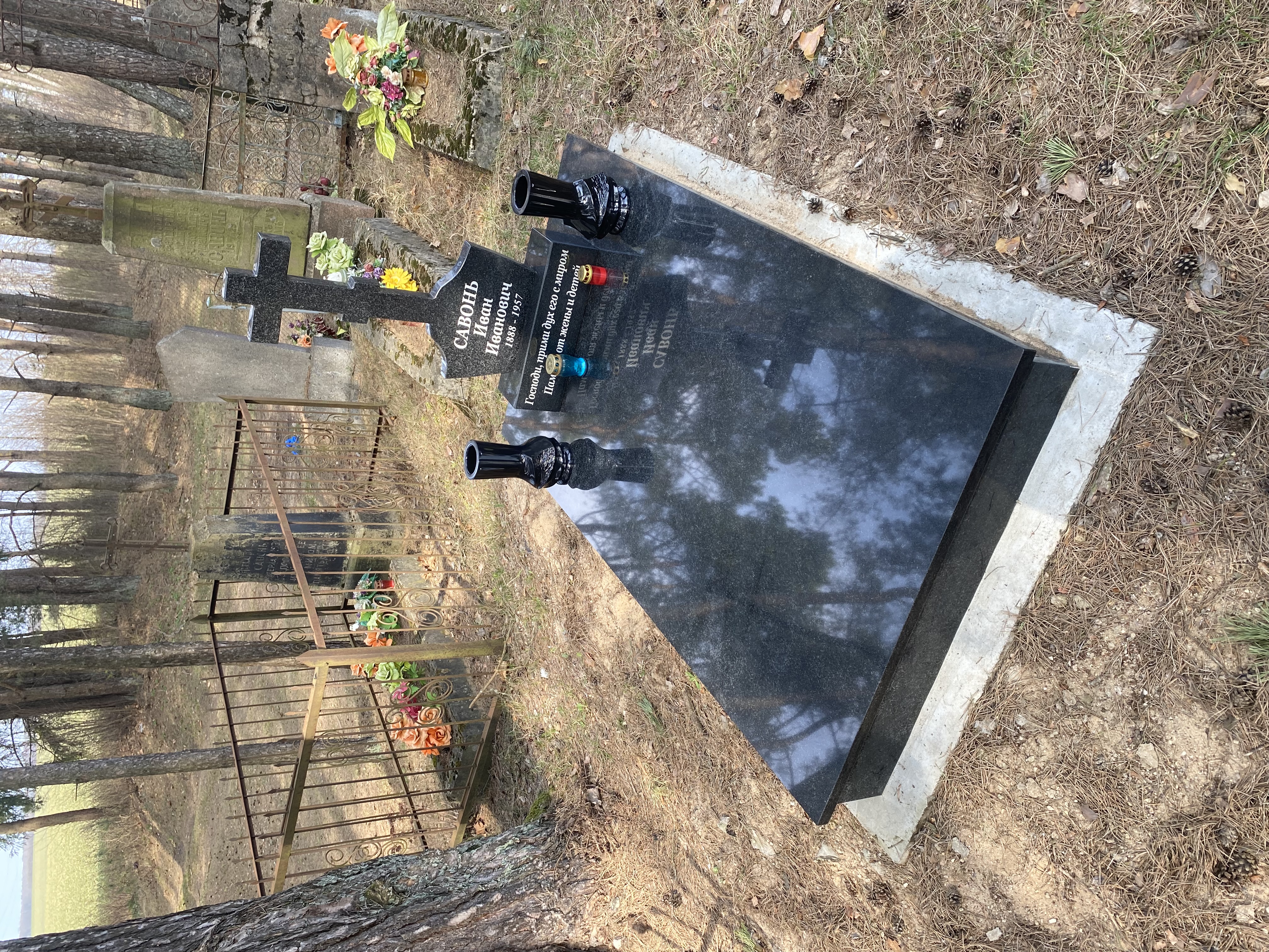 Пример памятника и надгробия из гранита.